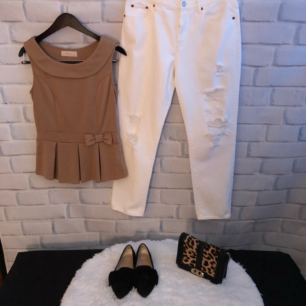 GAP 1969 Relaxed Boyfriend White Jeans.  Size 29.